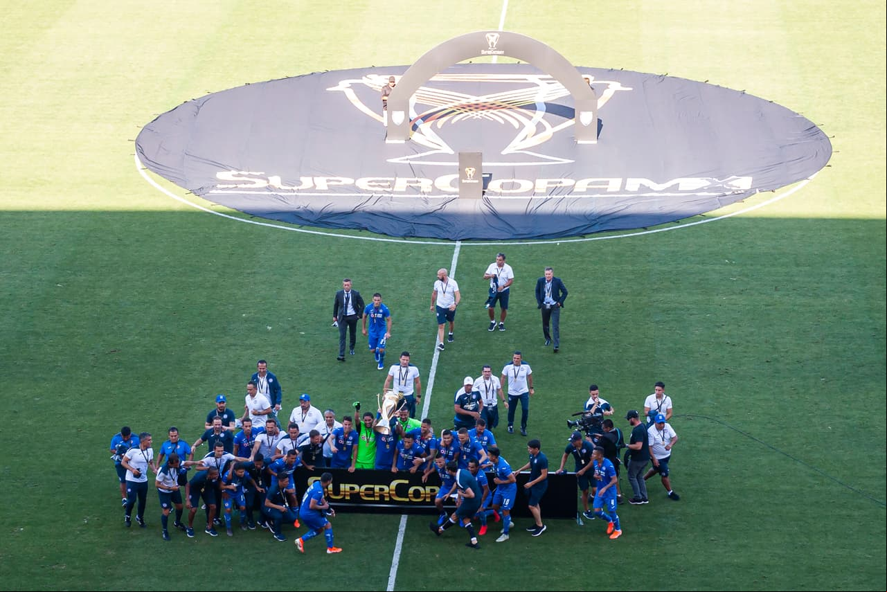 Los títulos se festejan como se debe, con alegría, con satisfacción y con la esperanza de cosechar más. Les compartimos los mejores momentos de la premiación y de los festejos de Cruz Azul luego de golear al Necaxa en el partido de la Supercolpa MX en California. La Máquina pitó y pitó.