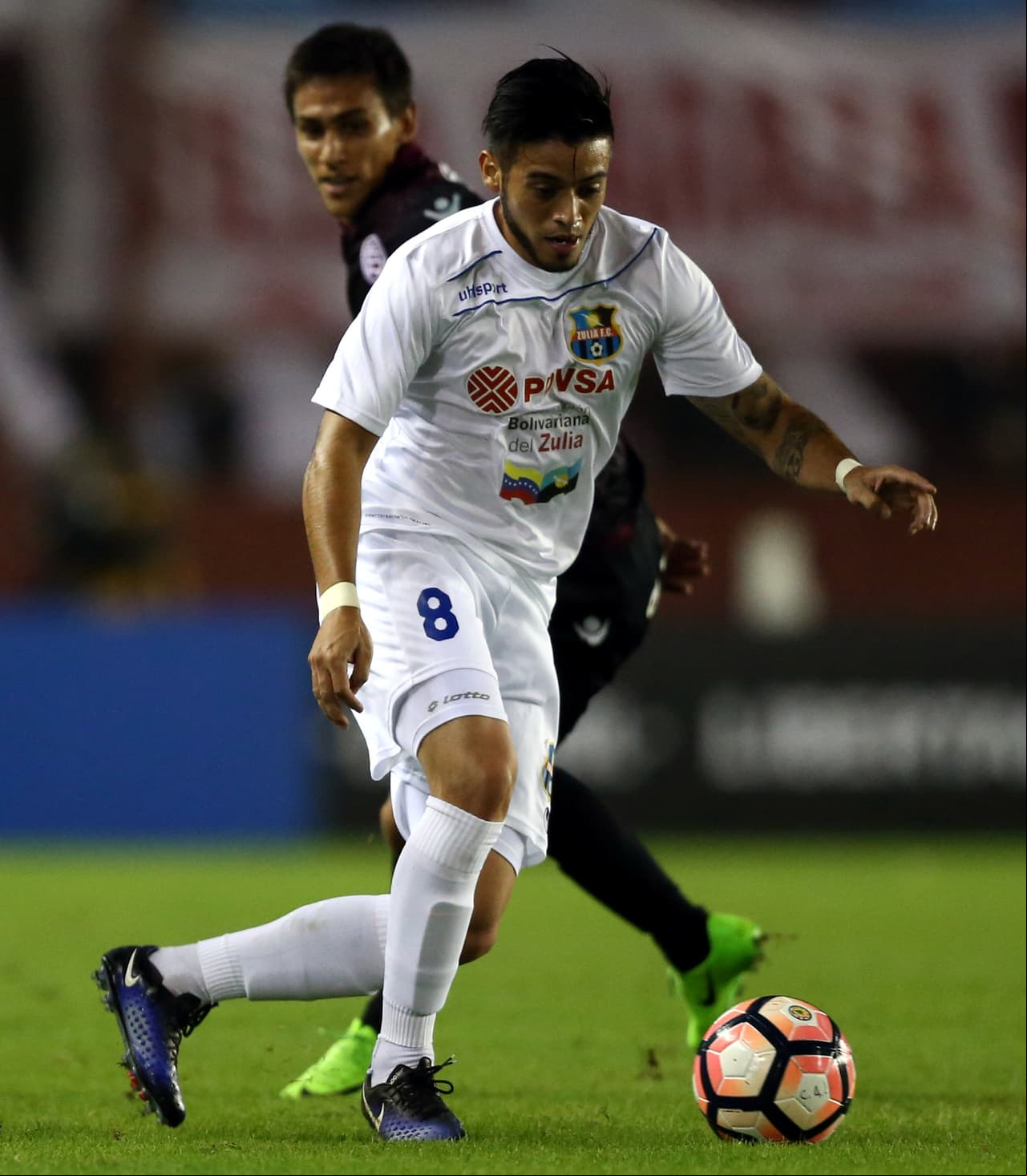 Júnior Moreno es un volante central venezolano que combina fuerza y talento. (Zulia FC)