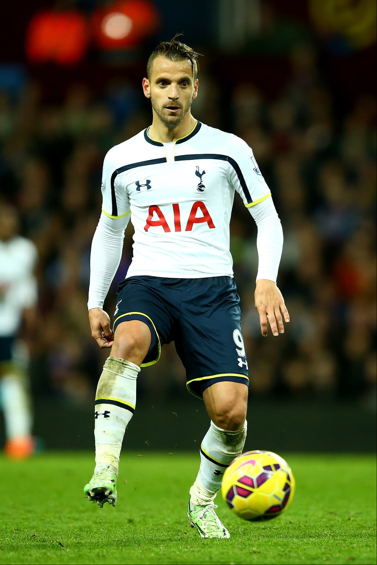 9 Roberto Soldado, Villarreal: Es otro atacante canterano del Madrid que probó suerte en otros equipos y empezó a surgir con Osasuna. Luego se marchó al Getafe y Valencia teniendo sendas temporadas goleadoras que lo llevaron a la Premier League comprado por el Tottenham donde no pudo adaptarse al 100 por ciento. Esta temporada tendrá la responsabilidad de ser el goleador del Submarino Amarillo para con eso volver a la selección.