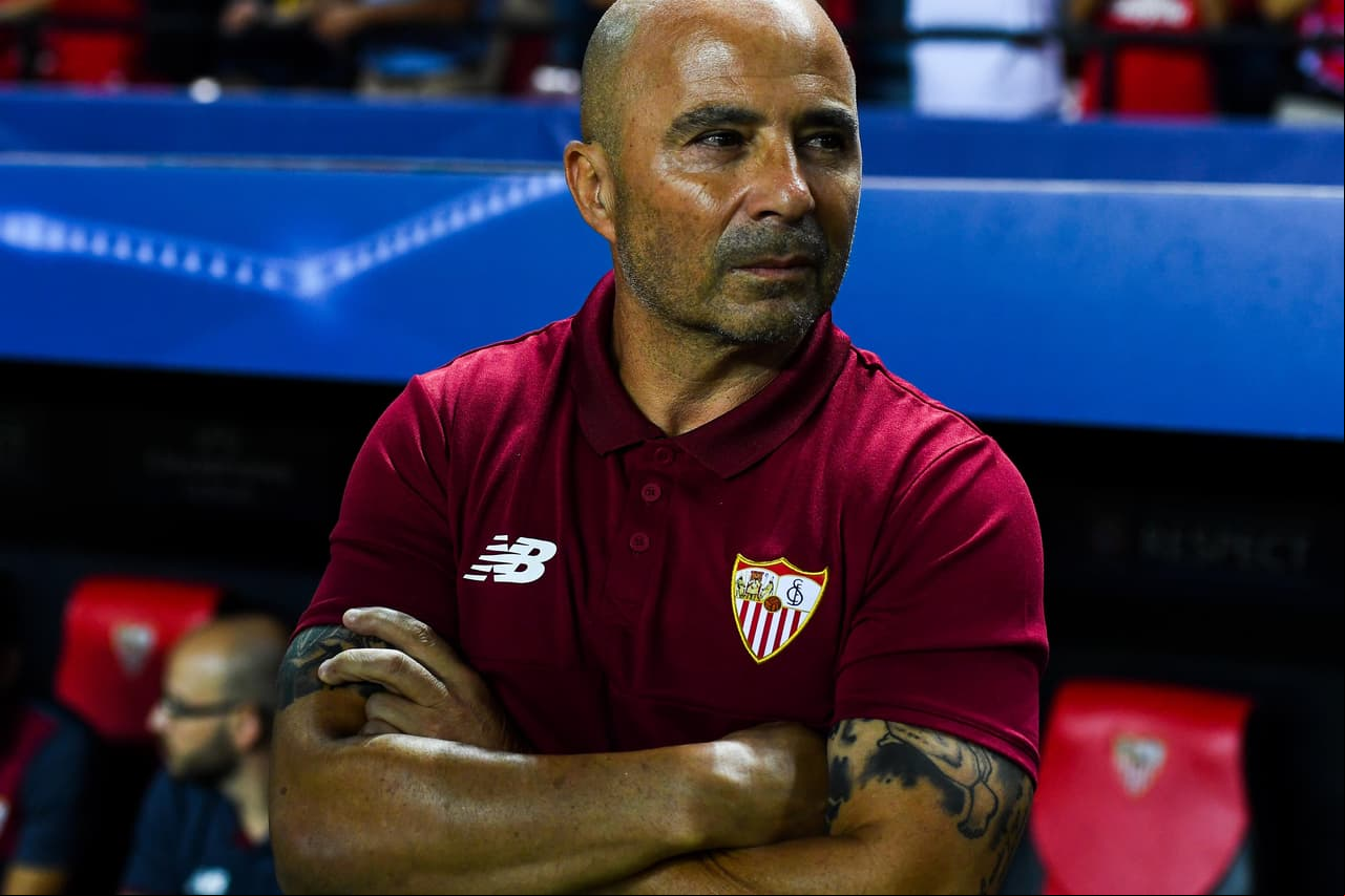 Tras salir por problemas istrativos, Sampaoli llegó al Sevilla, equipo al queha puesto a pelear con los grandes de España y que pelea por un lugar en la próxima Champions League.