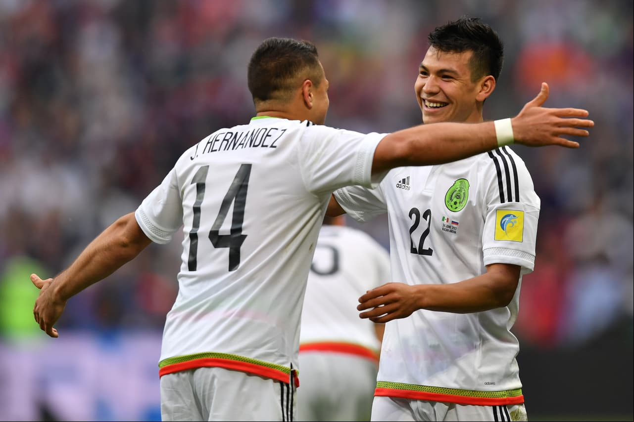 El camino de Hirving 'Chucky' Lozano en su comienzo en el fútbol europeo se asemeja al de otro gran delantero mexicano, Javier 'Chicharito' Hernández, en el Viejo Continente.