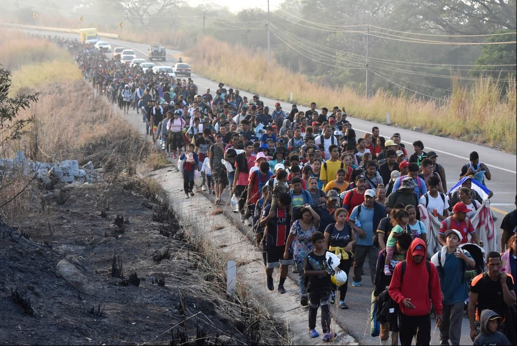 Se reagrupa la caravana migrante tras denunciar que México rompió la promesa de entregarles documentos