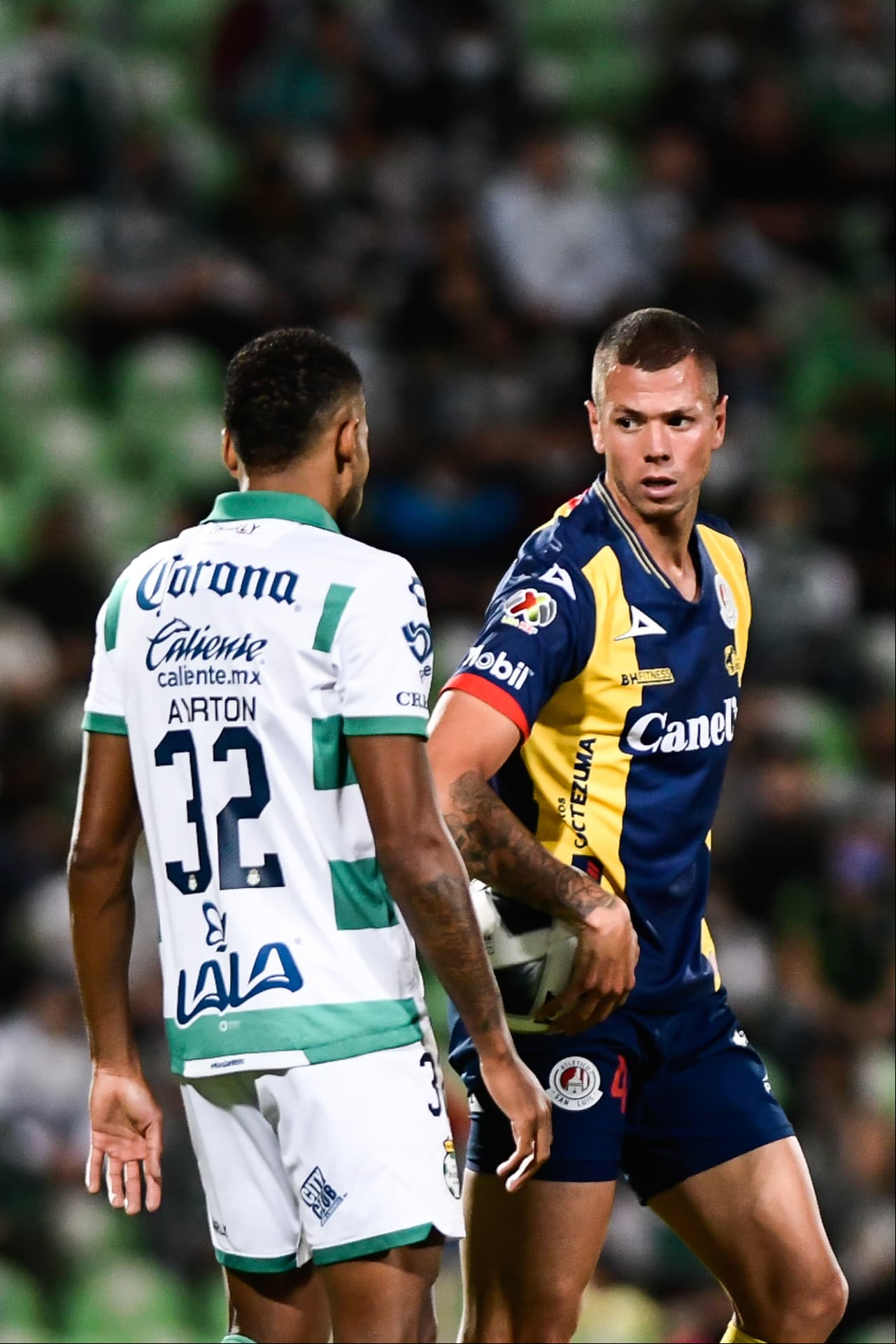 Por momento el duelo se tornó ríspido.