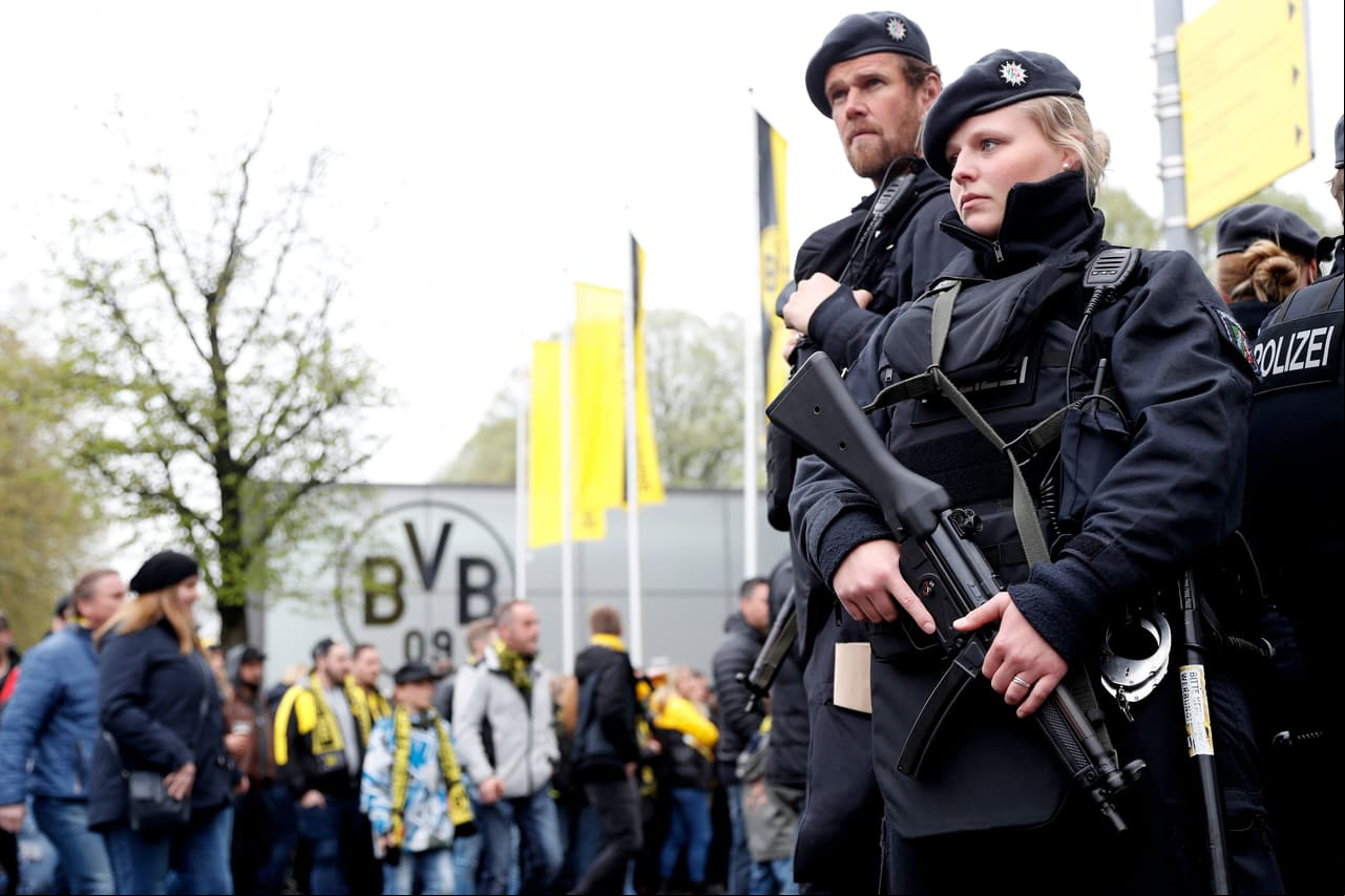 A raíz del artefacto explosivo que estalló cerca al bus del Borussia Dortmund el miércoles, previo al juego que se aplazó para el día siguiente con el Mónaco, la Policía de la ciudad aumentó su presencia en las inmediaciones del estadio para garantizar la seguridad.