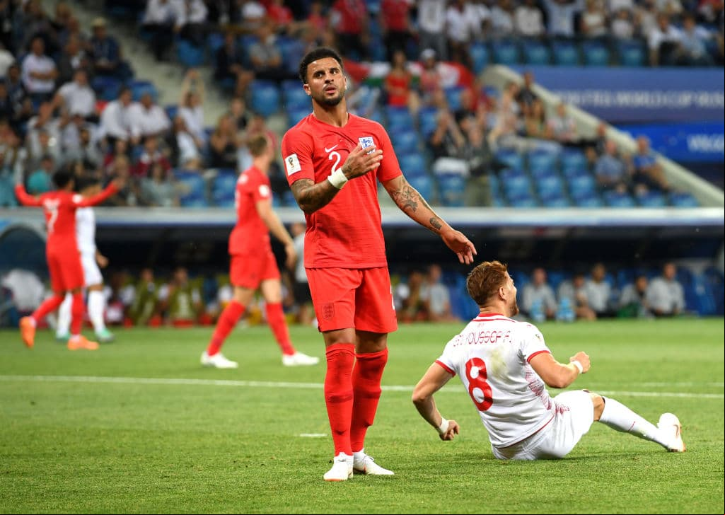 Cuando se veía más cerca el 2-0 inglés que el empate, el defensa Kyle Walker comete un grave error y le da un codazo en el área a Fakhreddine Ben Youssef (8) y el silbante marcó penalti.