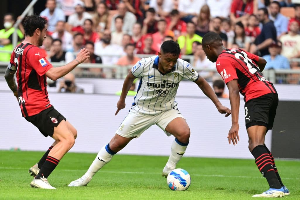 El Milan logró un importante victoria por 2-0 sobre el Atalanta y quedó muy cerca de conseguir el título de la Serie A de italia. Los goles en el segundo tiempo de Rafael Leao y de Theo Hernández, este último de gran factura, dejaron a los milanistas a un triunfo en la última jornada de coronarse campeones.