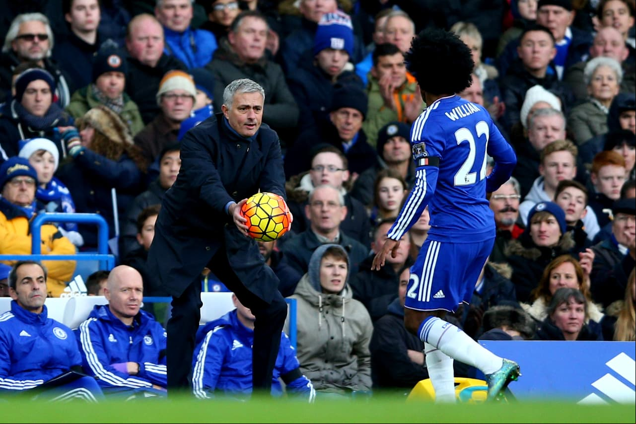 De 'su Chelsea', Willian es el primero que viene a la mente para poder repescarlo. El volante brasileño fue de los pocos que respondió durante la crisis de los ‘Blues’ en la temporada que acaba de concluir. ‘The Guardian’ asegura que los ‘Devils’ están dispuestos a ofrecer 60 millones de euros por el volante brasileño que es de la absoluta confianza de Mourinho.