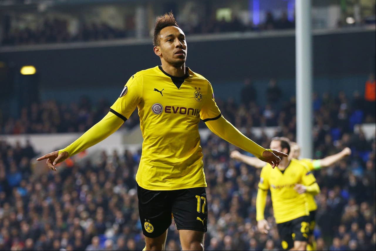 El goleador del Borussia Dortmund, Pierre-Emerick Aubameyang, sería quien acompañaría a Zlatan en el ataque de los Red Devils luego de su estupenda temporada con 25 goles marcados en la Bundesliga y 39 en total con el cuadro alemán. El Daily Mirror asegura que Mourinho ya le comunicó a la dirigencia del United su deseo de contratar al delantero gabonés nacido en Francia aunque el jugador ha externado guiños para el Real Madrid.