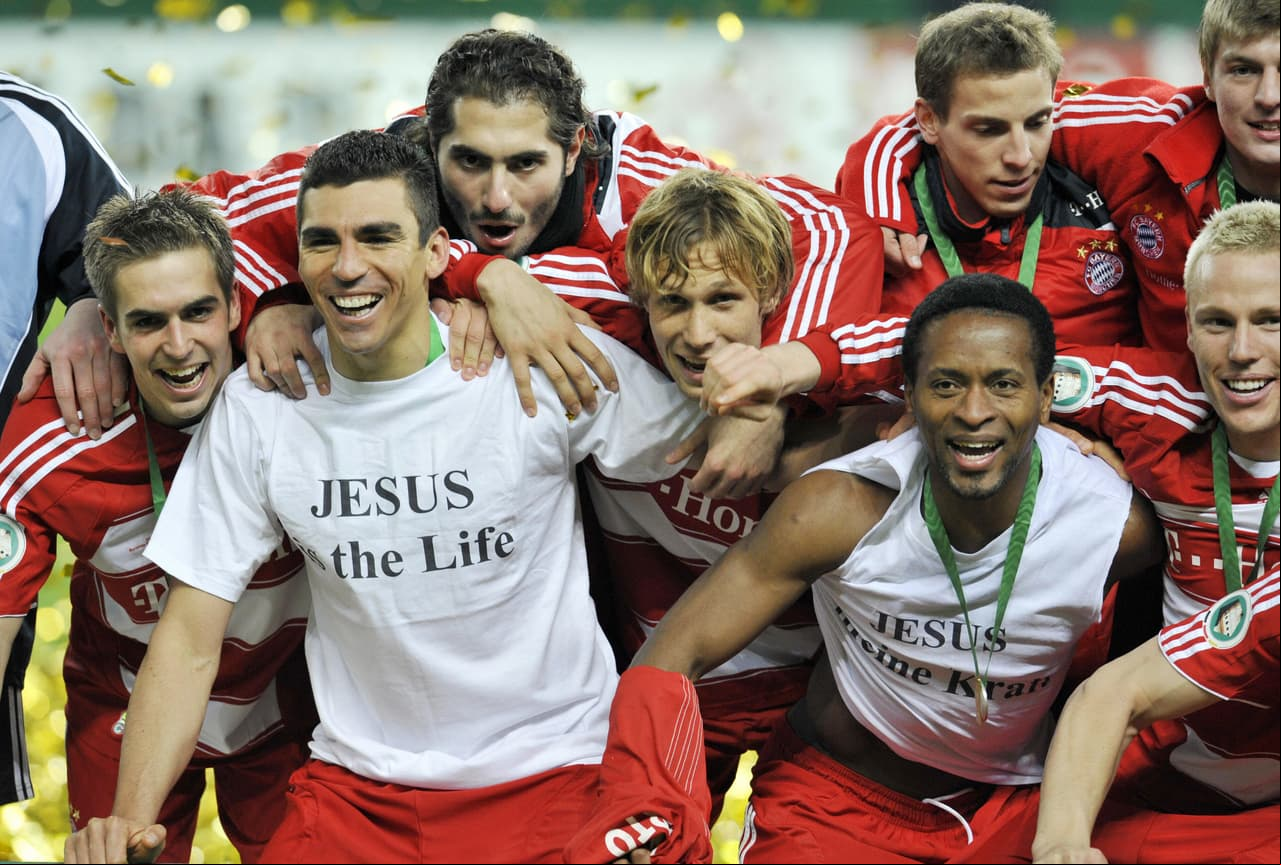 Lúcio y Zé Roberto con el Bayer Leverkusen y con el Bayern Munich también portaban camisetas religiosas para festejar sus triunfos.