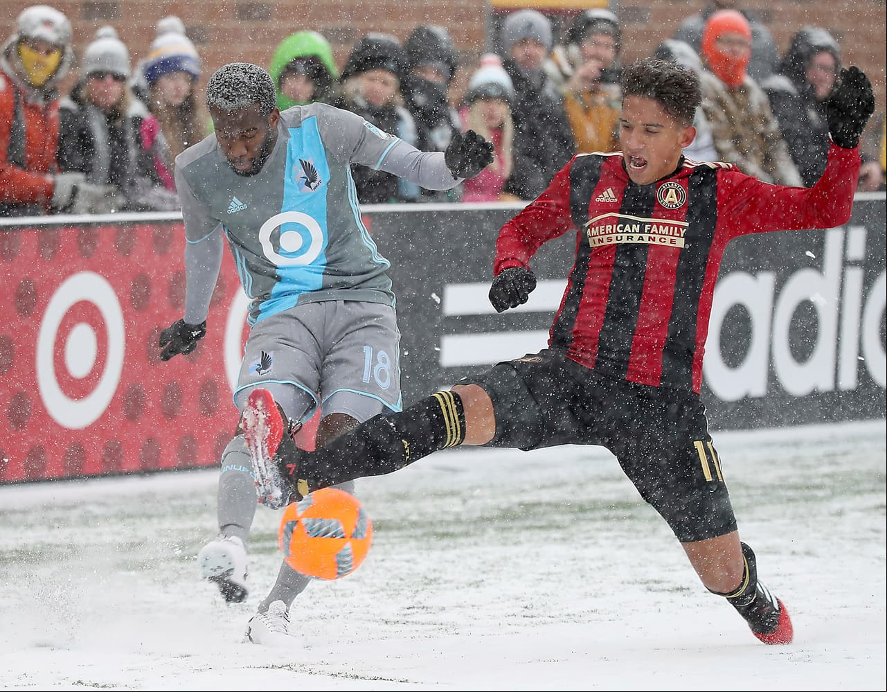Molino (Minnesota) se las arregló como pudo para llevar peligro al área de Atlanta. Acá, el mediocampista Yamil Alsad lo marcaba.