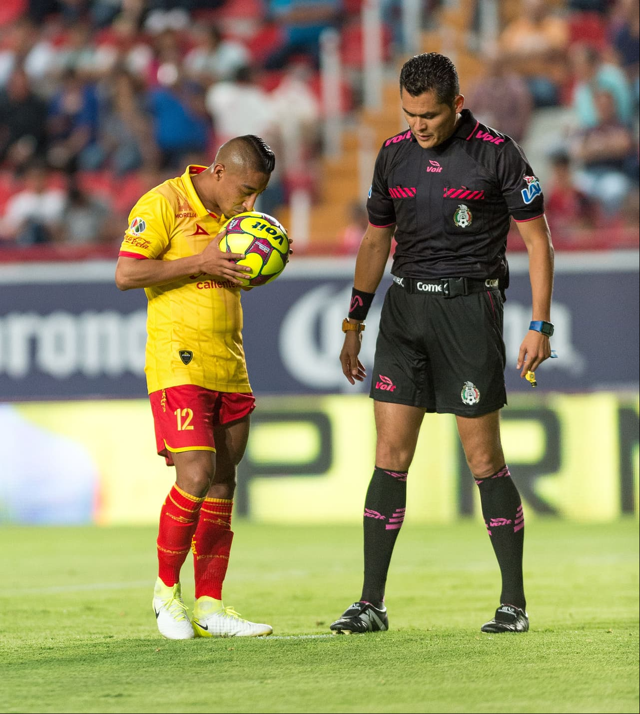 Al 31, Puch cometió una clara falta dentro del área y se marcó penal en favor del Morelia.