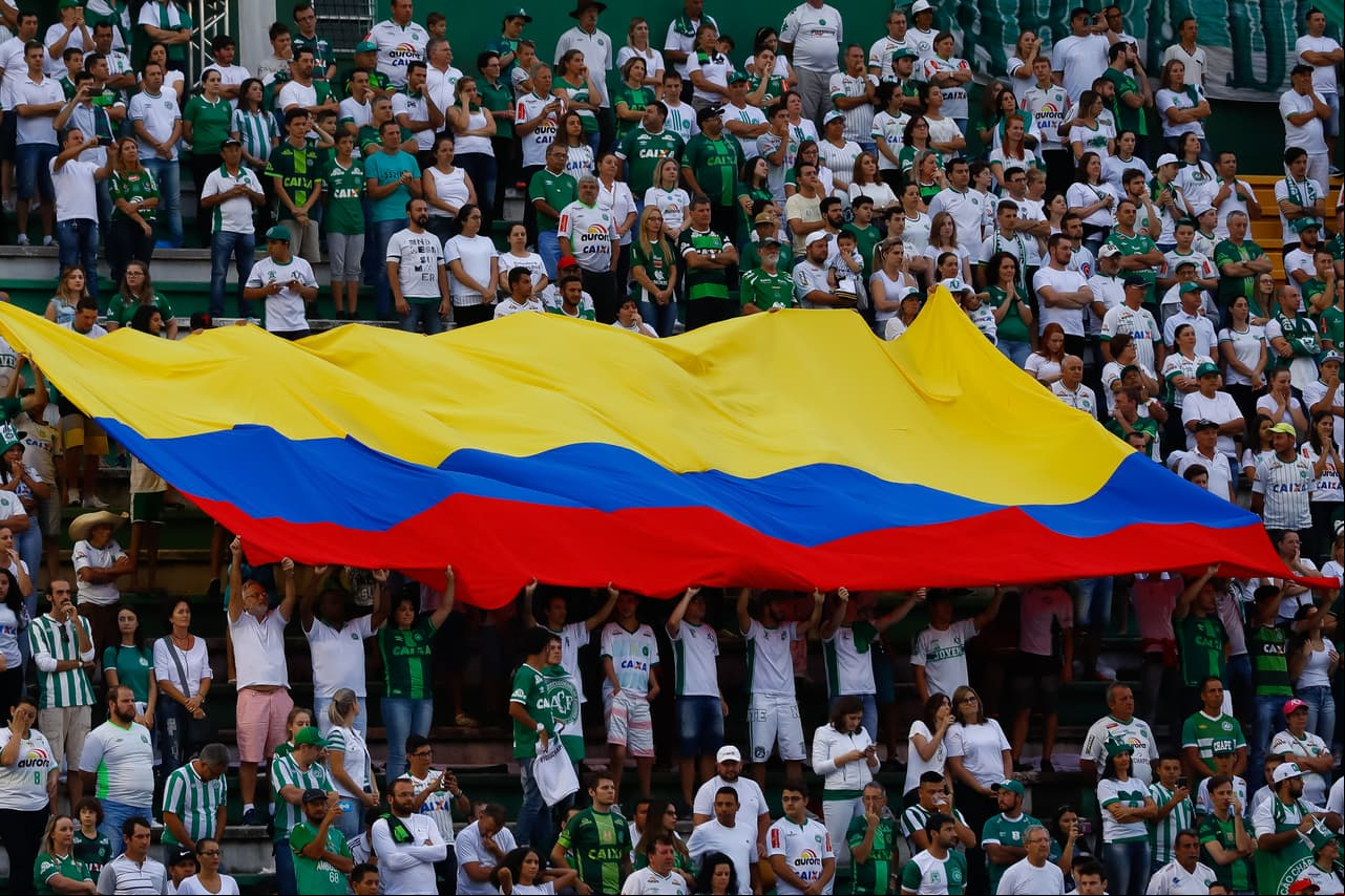 A lo largo del juego las aficiones del Chapecoense y del Atlético Nacional compartieron y convivieron en las gradas como amigos, algo que es muy difícil de ver en el fútbol sudamericano.