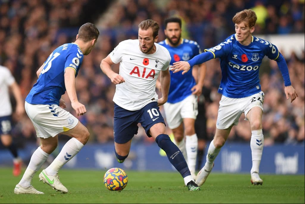 Tottenham empató 0-0 en el debut de Antonio Conte con los Spurs.Hubo un duelo entre Cuti Romero y Richarlison quienes fueron amonestados por un cruce a los 68', durante la fecha 11 en la Premier League.