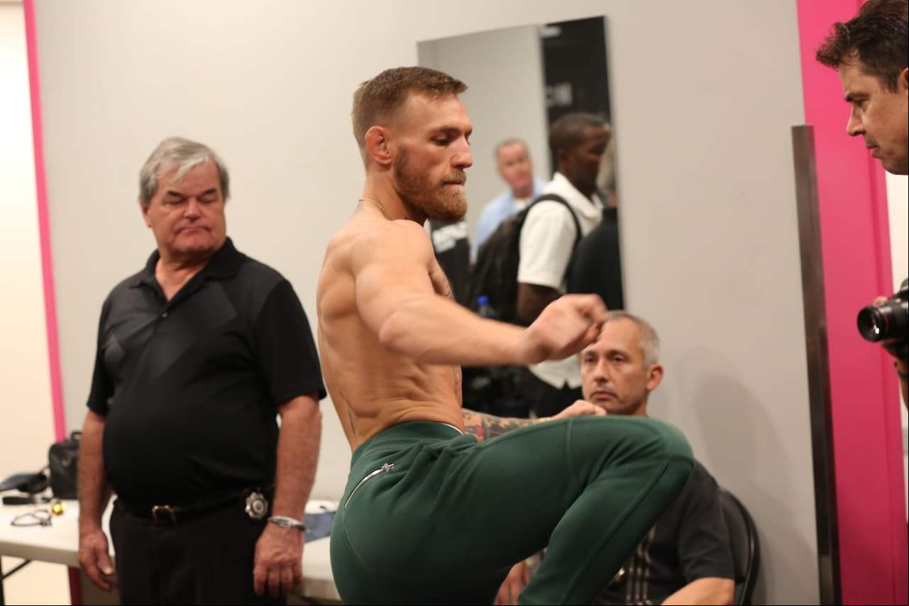 Aun así en Las Vegas existen apuestas sobre si Conor recurrirá o no a las patadas, a pesar de la fuerte multa que se le aplicaría al irlandés.