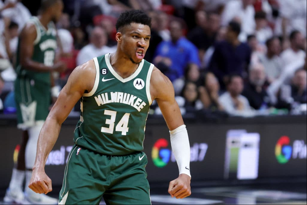 Antetokounmpo renueva con los Bucks por 3 años y ¡186 millones de dólares!