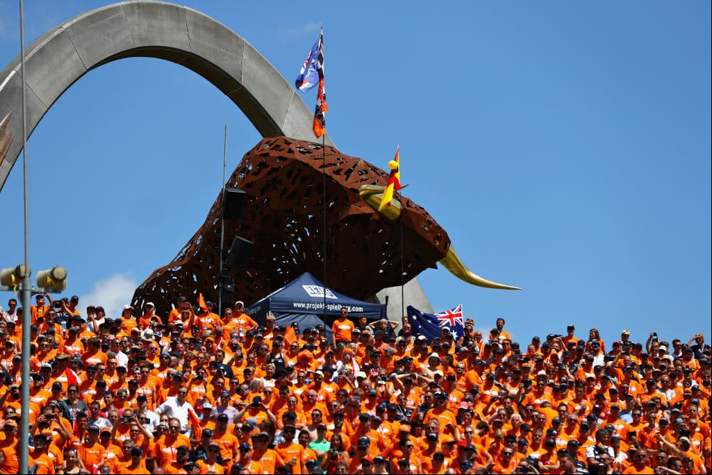 Los atuendos típicos locales, la fiesta de los anfitriones de Redbull Racing y la celebración del cumpleaños 29 de Daniel Ricciardo prendieron el colorido fuera de pistas del Gran Premio de Austria.