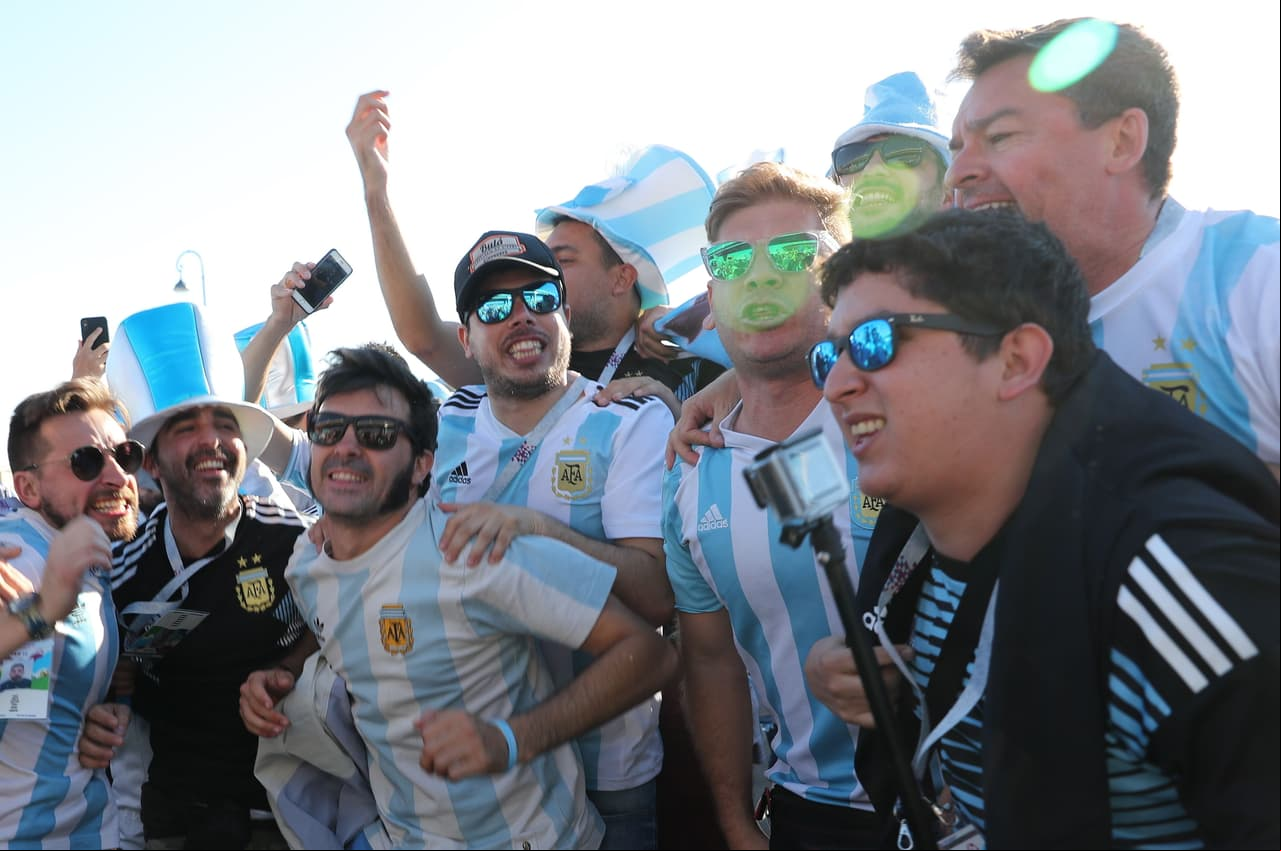 Los fanáticos de Argentina inundan de pasión el partido contra Nigeria en un encuentro de alegría y colorido en el tercer y definitivo partido del grupo D del Mundial Rusia 2018.