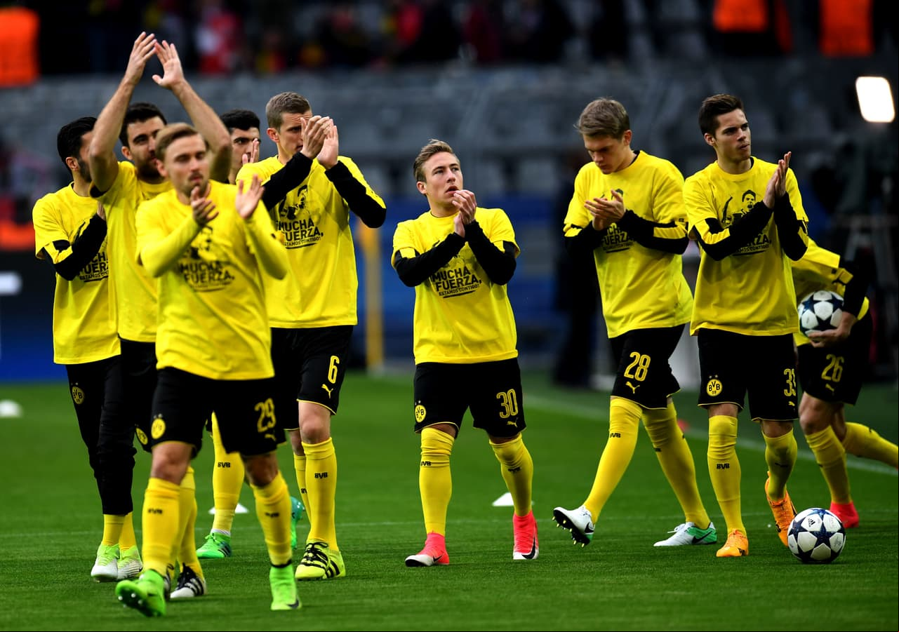 Con playeras y mensajes de apoyo, así salieron los jugadores a calentar previo al duelo del Borussia Dortmund ante el Mónaco.