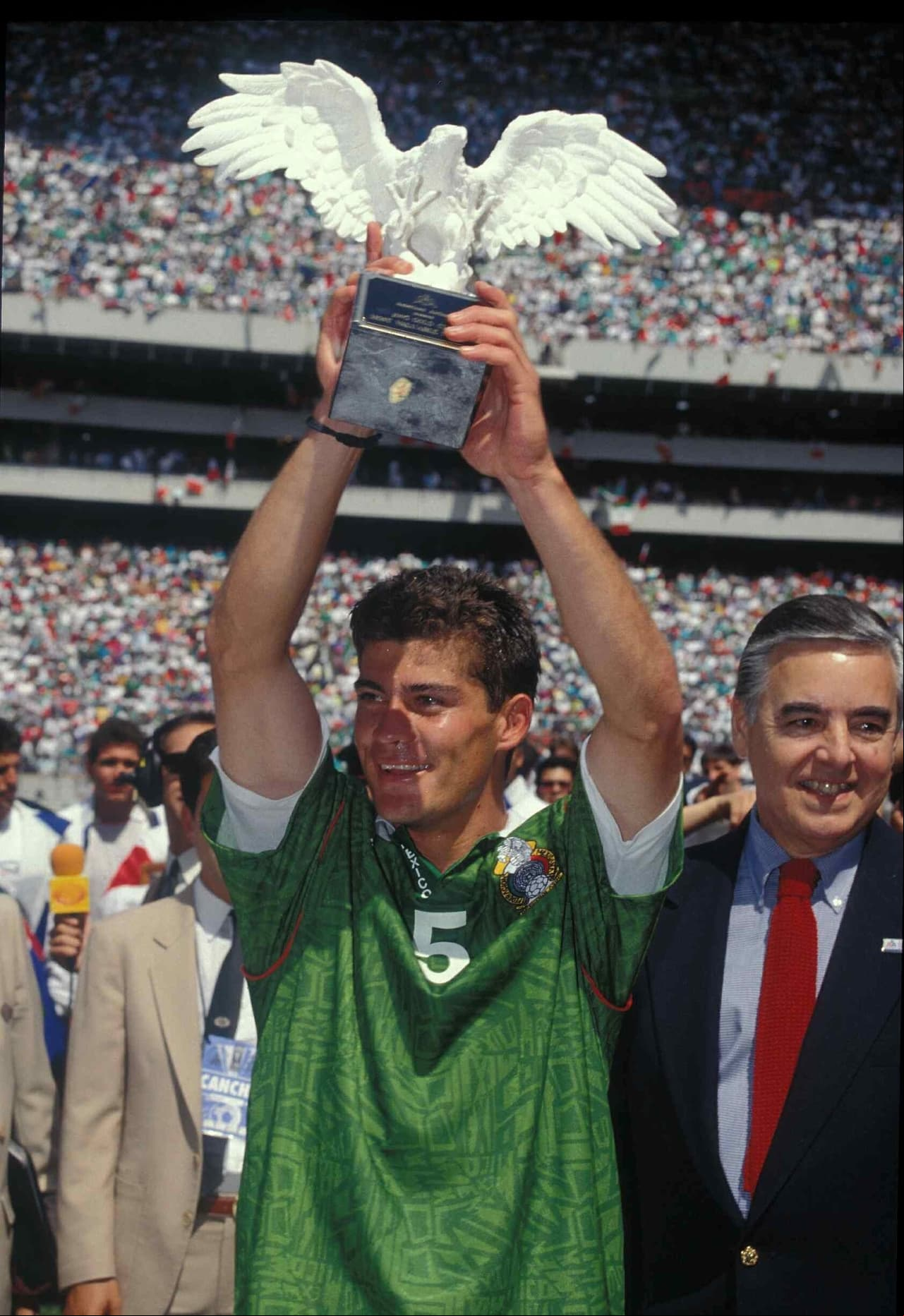 Su primer título a nivel de selecciones llegó en 1993 cuando fue parte de la generación dorada que se llevó a casa el título de la Copa de Oro. Es mismo año se destacó de manera particular en la Copa América en Ecuador en la que México obtuvo el segundo sitio.