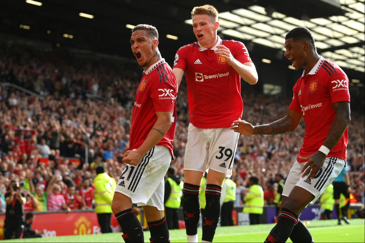 Manchester United venció al Arsenal con un doblete de Marcus Raschord y otro tanto de Antony, quien tuvo así un debut de ensueño.