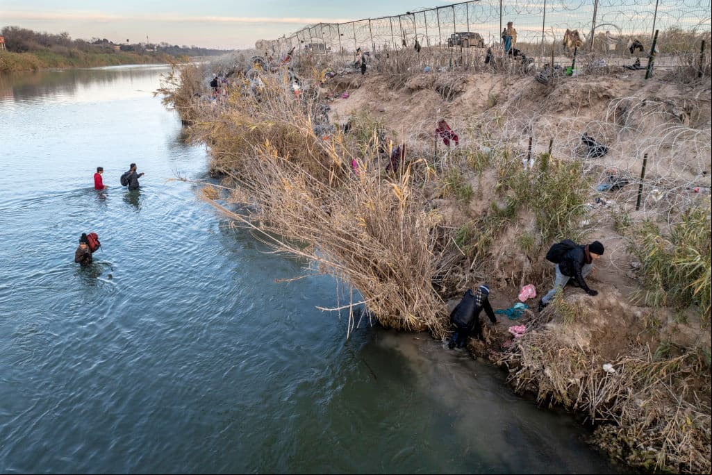 El gobierno registra un descenso en los cruces ilegales en la frontera con México: ¿a qué lo atribuye?