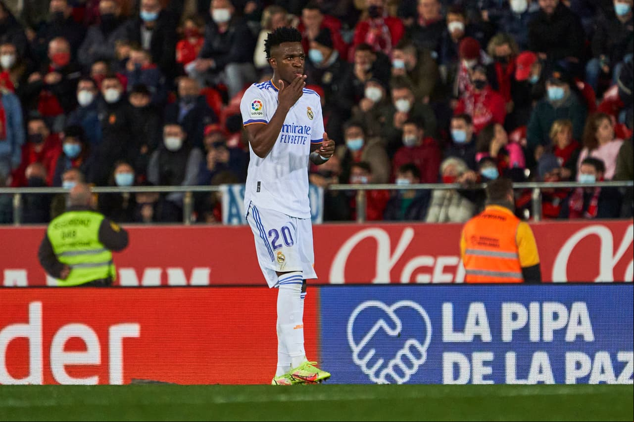 Gracias a un doblete de Karim Benzema y otro tanto del brasileño Vinícius, el Real Madrid venció al Mallorca y aumentó su ventaja en el liderato a 10 puntos sobre el Sevilla.
