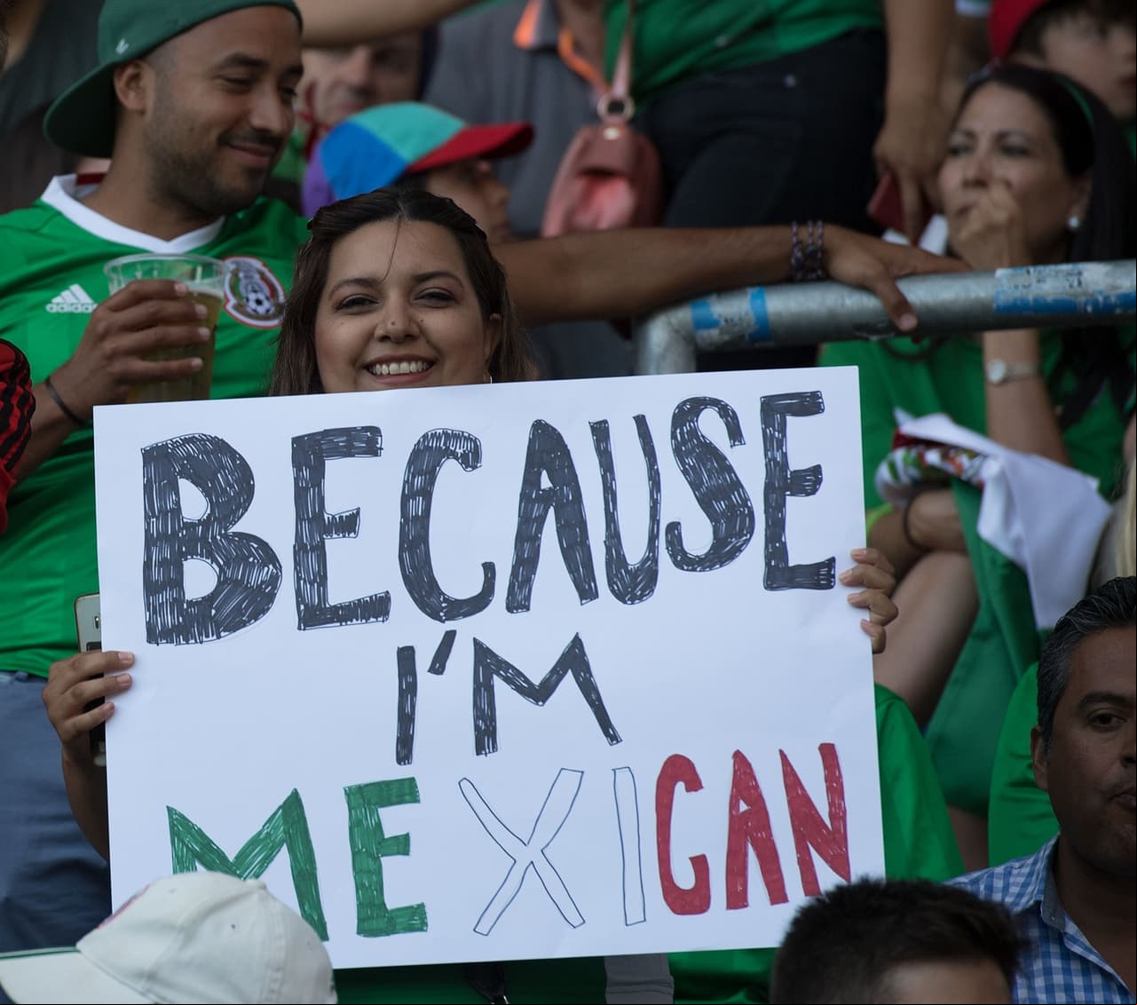 Las aficiones de México y Dinamarca conviven en Copenague previo al último ensayo de ambas selecciones antes de sus debuts en la Copa del Mundo Rusia 2018.