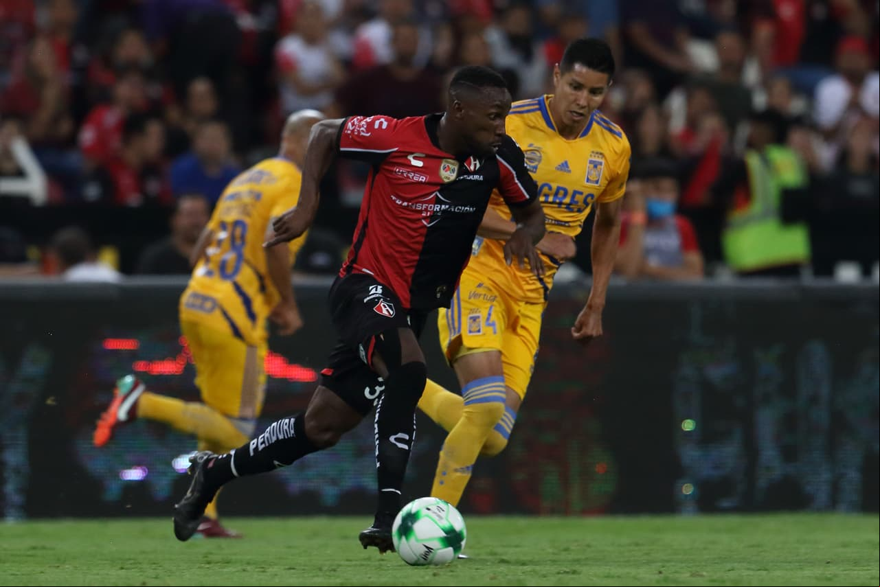 Atlas hizo valer su condición de local en el Estadio Jalisco y lleva ventaja para la vuelta de la Semifinal ante Tigres en el Universitario.