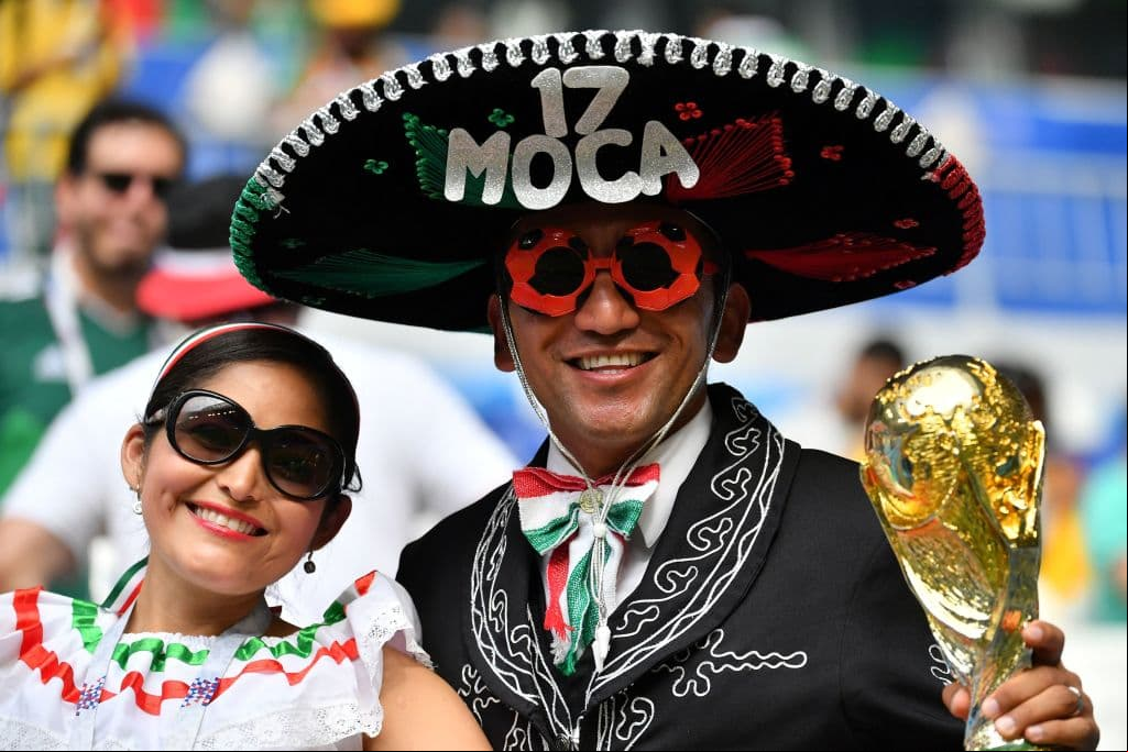 El colorido de los fanáticos de México y Brasil hace parte de una fiesta que se enciende en el Samara Arena en medio del partido de octavos de final entre ambos equipos en el Mundial Rusia 2018.