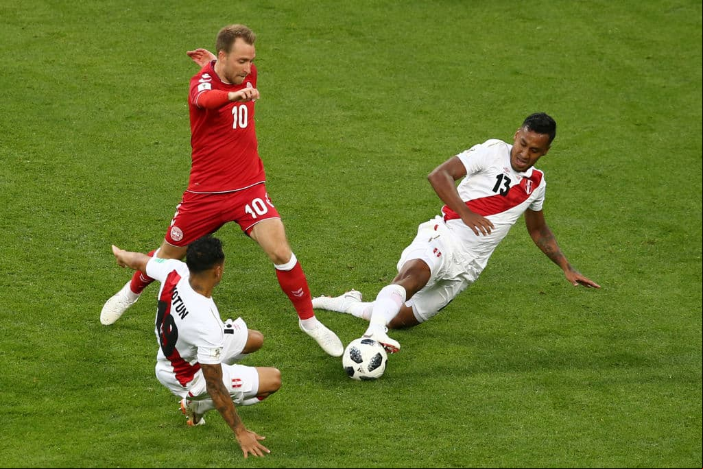 Pero Dinamarca no se quedó de brazos cruzados, aquí en una jugada de velocidad se ve a Christian Eriksen llevando la pelota a zona ofensiva en medio de dos defensores peruanos.
