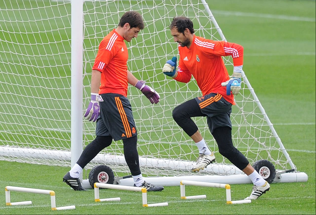 En su última etapa en el conjunto blanco, Mourinho declaró que Diego López le gustaba más como portero que Casillas, desatando una ola de conflictos con el capitán merengue de los cuales cada semana hacía eco la prensa española.