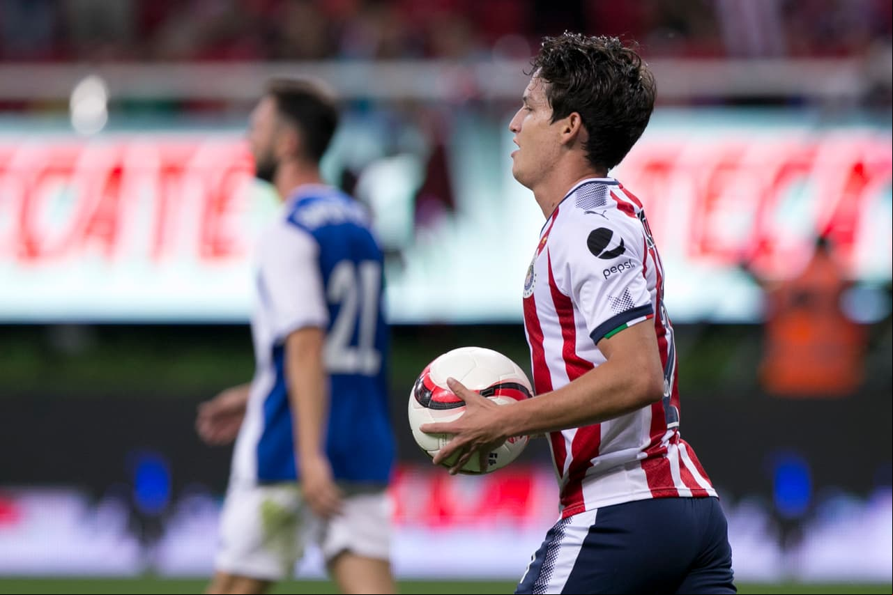 Su carrera la mantuvo en las Chivas hasta que salió a préstamo al Querétaro, para regresar al Rebaño en esta temporada.