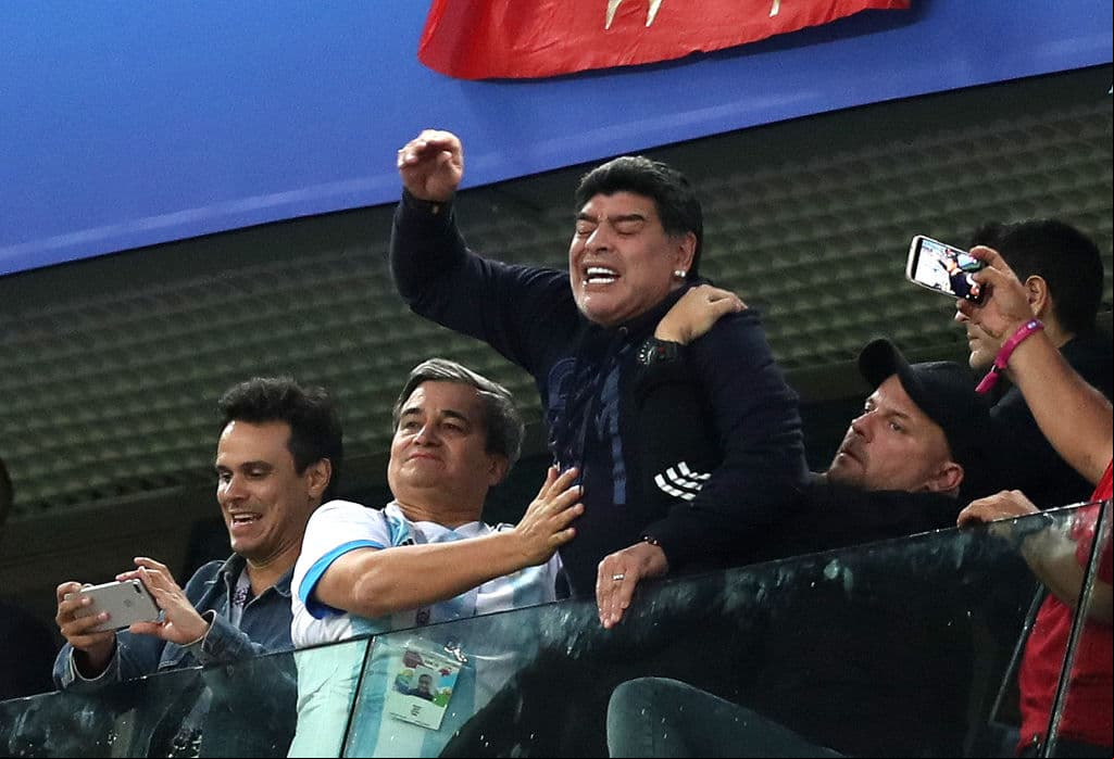 Y en aras de apoyar a su selección, como lo ha venido haciendo Diego Armando Maradona a lo largo de esta justa mundialista, no dejó de hacerlo en el partido ante la representación nigeriana.