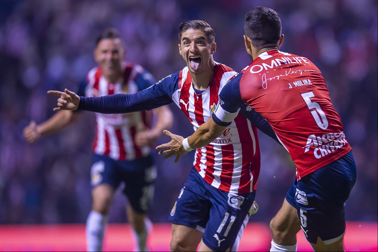 En apenas 6 minutos, Chivas se hacía presente en el marcador con un disparo cruzado de Isaác Brizuela tras un rebote en los linderos del área.