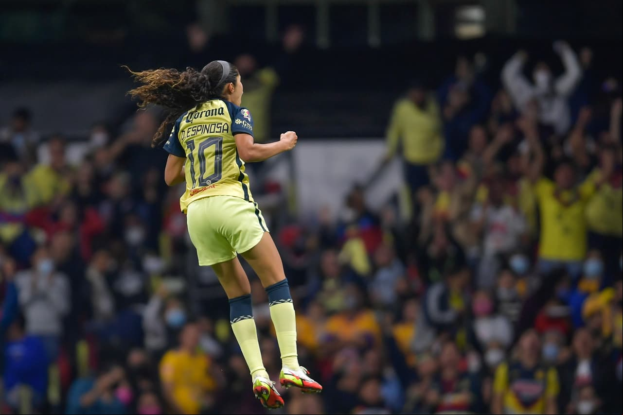 Al 55’, Daniela Espinosa abría el marcador para América tras un robo de balón en la salida y techar a la arquera de Tigres.