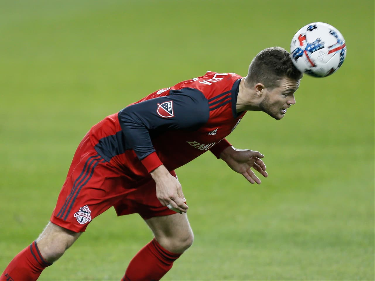 Todo equipo que quiera ser candidato a ganar un trofeo tiene que tener una sólida defensa. Eriq Zavaleta resalta en el fondo de Toronto FC, que el viernes apabulló a Chicago Fire. (USA Today Images)