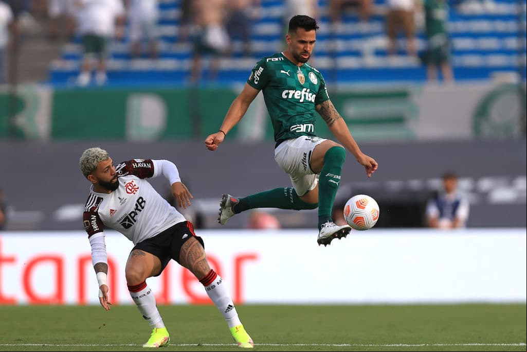 Con un gol de Deyverson al minuto 95, Palemiras rompe el empate en los tiempos extras, vencen 2-1 al Flamengo y levantan el título de la Copa Libertadores por segundo año consecutivo.