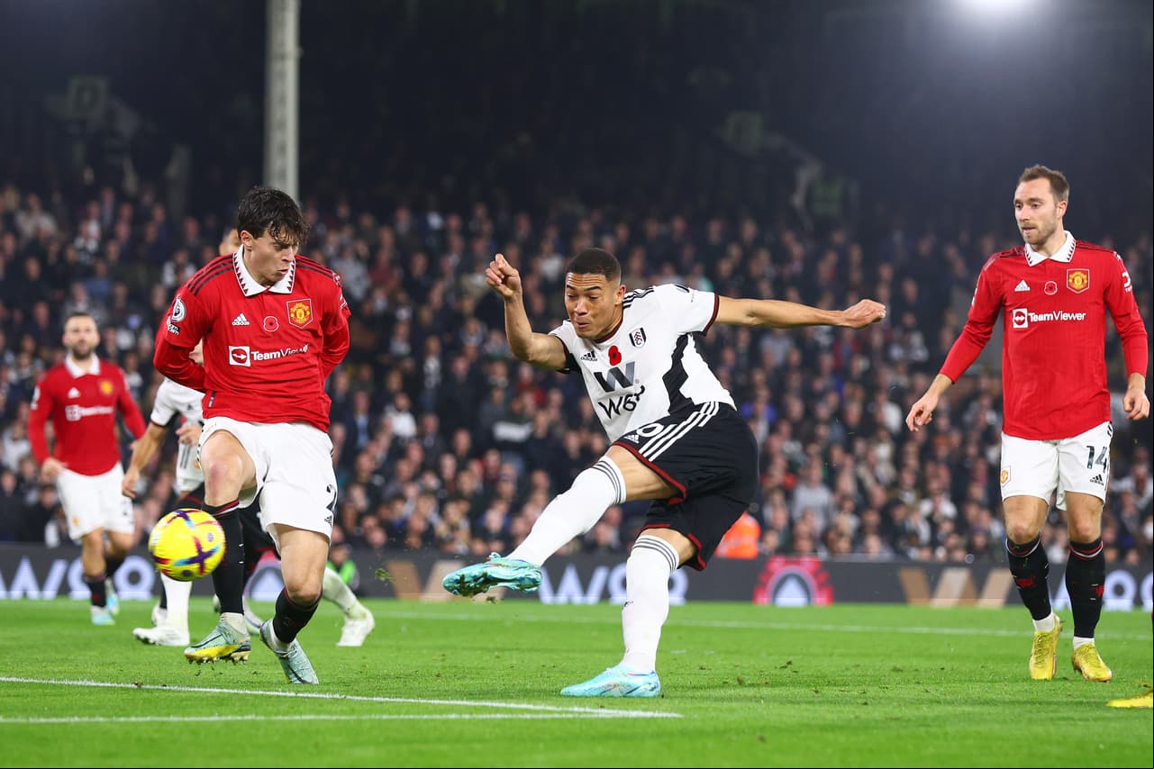 El argentino Alejandro Garnacho marcó el gol del triunfo para Manchester United en su visita al Fulham; Unai Emery suma victorias al frente del Aston Villa ante el Brighton.