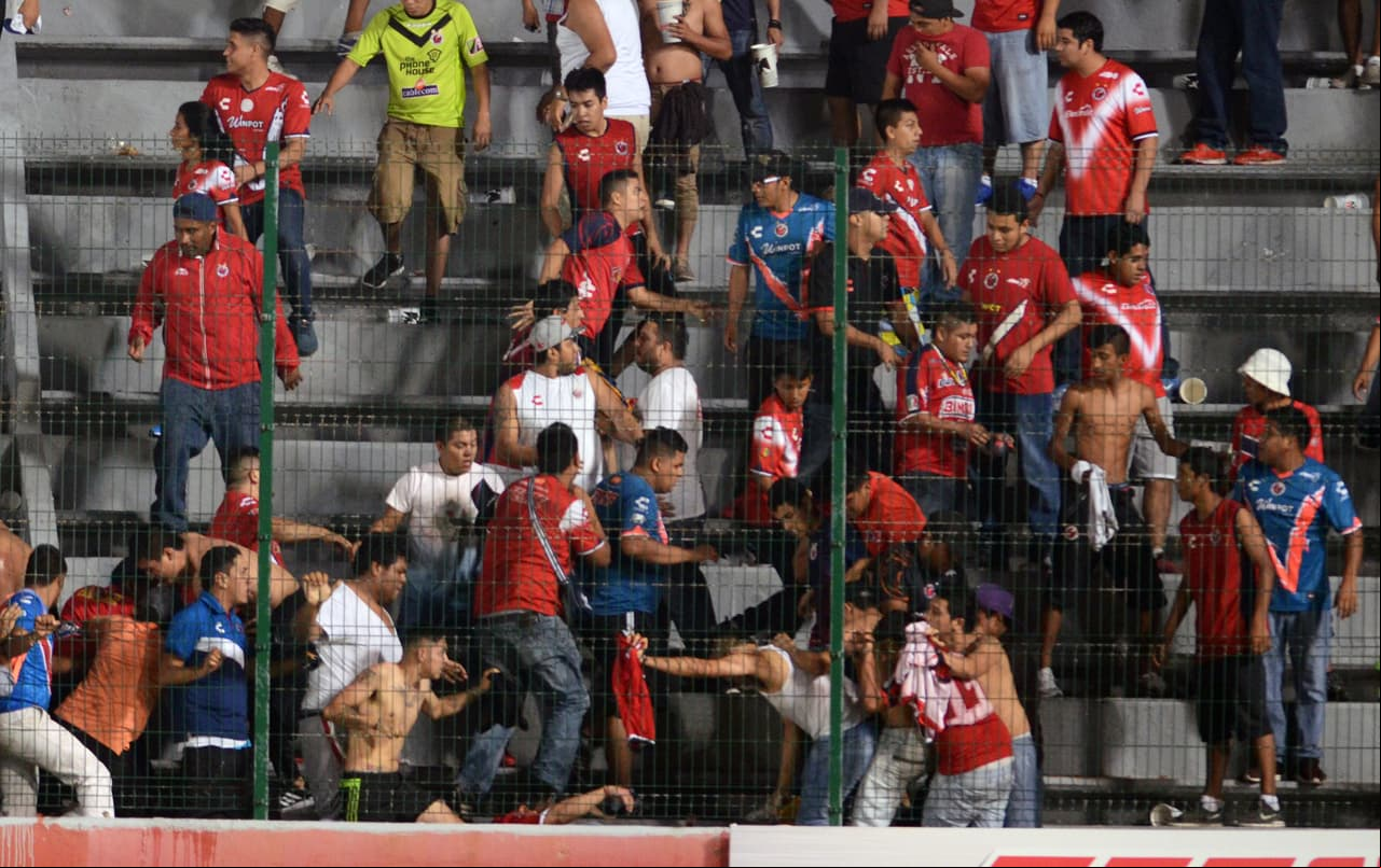 Action photo during the match Veracruz vs Tigres UANL, Corresponding 7st round of tournament Clausura 2017 of the League BBVA Bancomer MX, at Luis Pirata Fuente Stadium. Foto de accion durante el partido Veracruz vs Tigres UANL, Correspondiente a la Jornada 7 del Torneo Clausura 2017 de la Liga BBVA Bancomer MX, en el Estadio Luis Pirata Fuente, en la foto: fans en conato de Bronca 17/02/2017/MEXSPORT/Luis Monroy.
