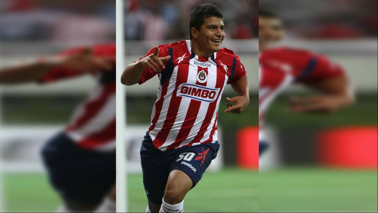 Hijo de Octavio Mora y sobrino de Daniel Guzmán, pintaba para ser un crack, pero los problemas con el peso no lo dejaron ser. Debutó y marcó con las Chivas, luego se perdió en el ascenso.