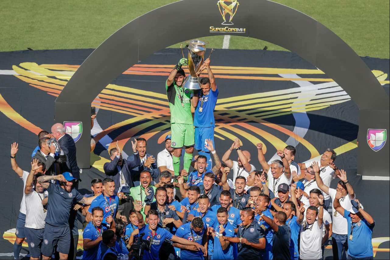 Los títulos se festejan como se debe, con alegría, con satisfacción y con la esperanza de cosechar más. Les compartimos los mejores momentos de la premiación y de los festejos de Cruz Azul luego de golear al Necaxa en el partido de la Supercolpa MX en California. La Máquina pitó y pitó.