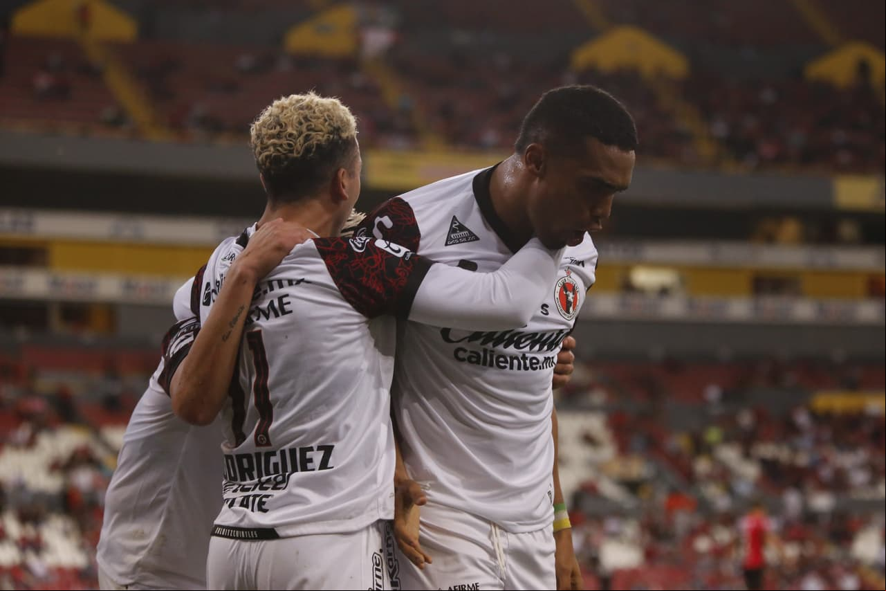 Mauro Manotas y Erick Castillo son los hombres que consiguen la victoria 0-2 de Tijuana sobre Atlas.