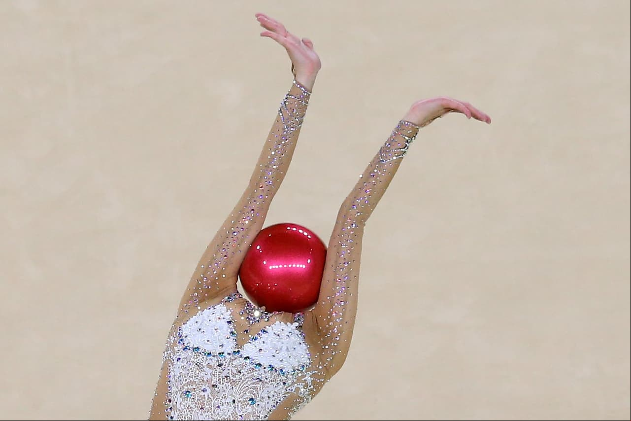 La gimnasia artística es uno de los deportes favoritos para observar por los latinoamericanos durante los Juegos Olímpicos. La belleza de ejecución de la coreana Yeon Jae Son permite entender por qué la elección de los televidentes.