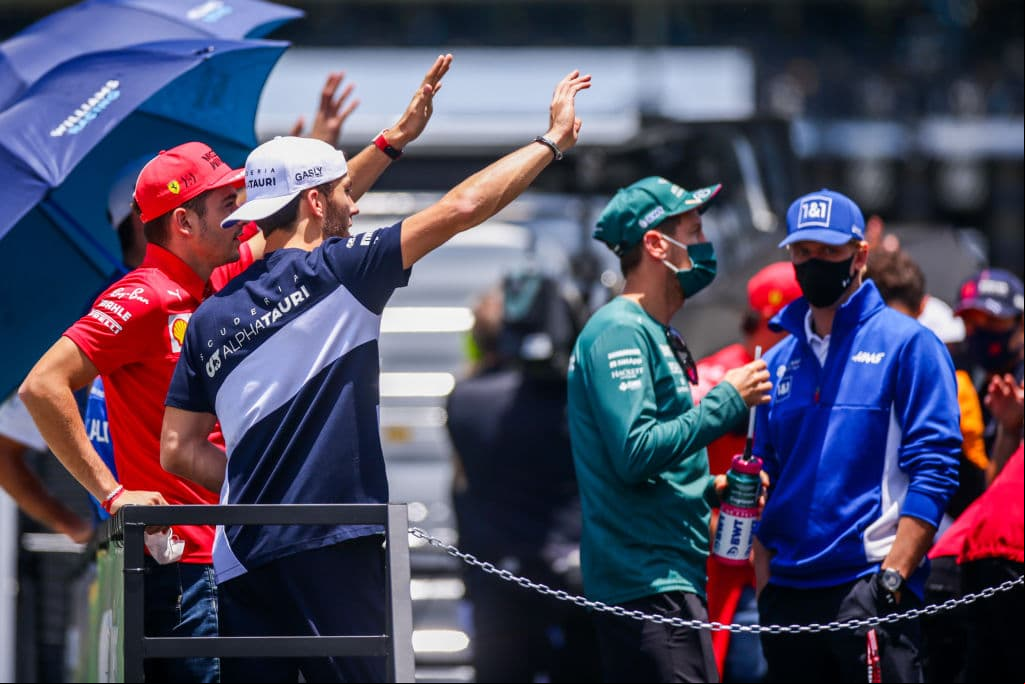 Lewis Hamilton se lleva el Gran Premio de Brasil de la Formula 1, dejando a Max Verstappen en segunda posición y Valtteri Bottas en tercero, logrando el 1-3 para Mercedes Benz; el piloto mexicano Sergio Pérez quedó en cuarta posición.