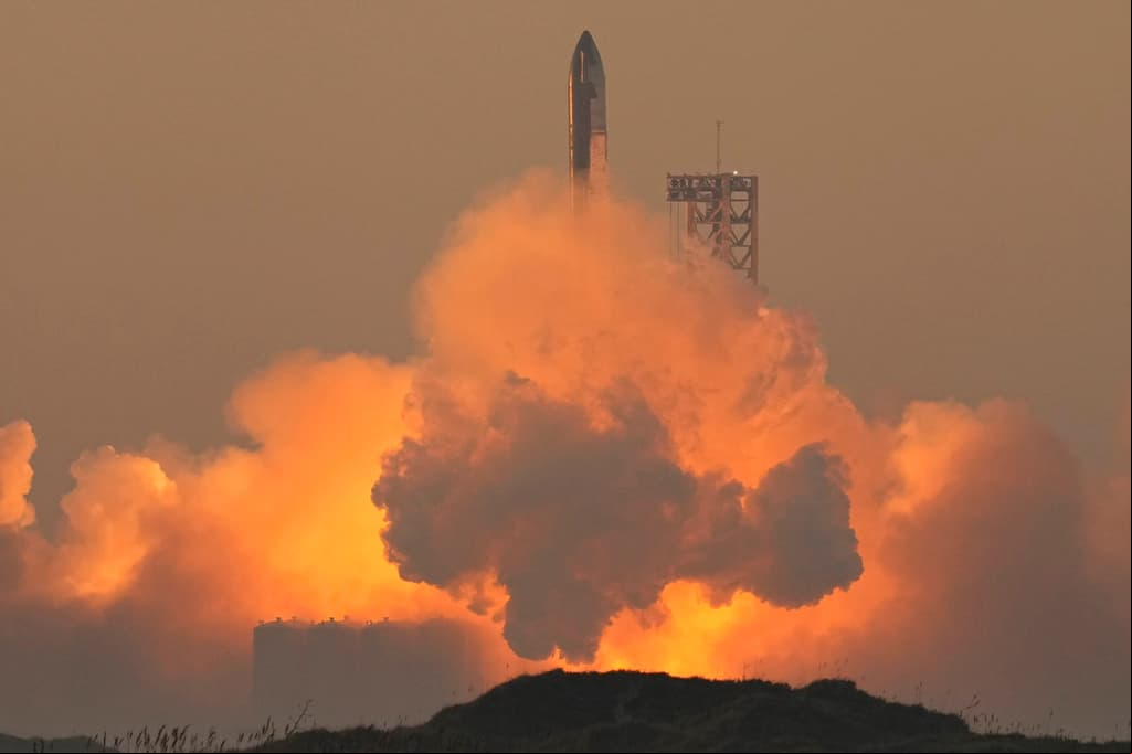 Tras un despegue exitoso, el cohete más grande de SpaceX pierde su propulsor y la nave principal
