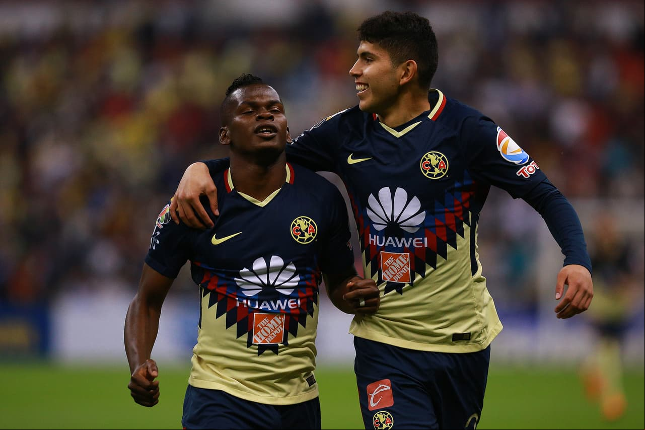 MEXICO CITY, MEXICO - FEBRUARY 28: Darwin Quintero (L) and Carlos Vargas (R) of America celebrate their team first goal during the match between America and Saprissa as part of the round of 16th of the CONCACAF Champions League at Azteca Stadium on February 28, 2018 in Mexico City, Mexico. (Photo by Manuel Velasquez/Getty Images)