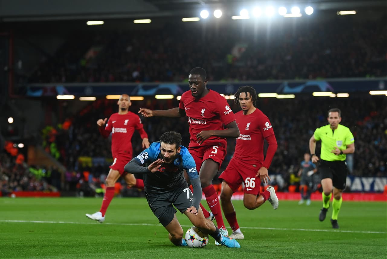 Con goles de Mohamed Salah y Darwin Núñez, el Liverpool derrotó y terminó el paso invicto del Napoli, que tuvo a Hirving Lozano en la cancha en los últimos minutos.