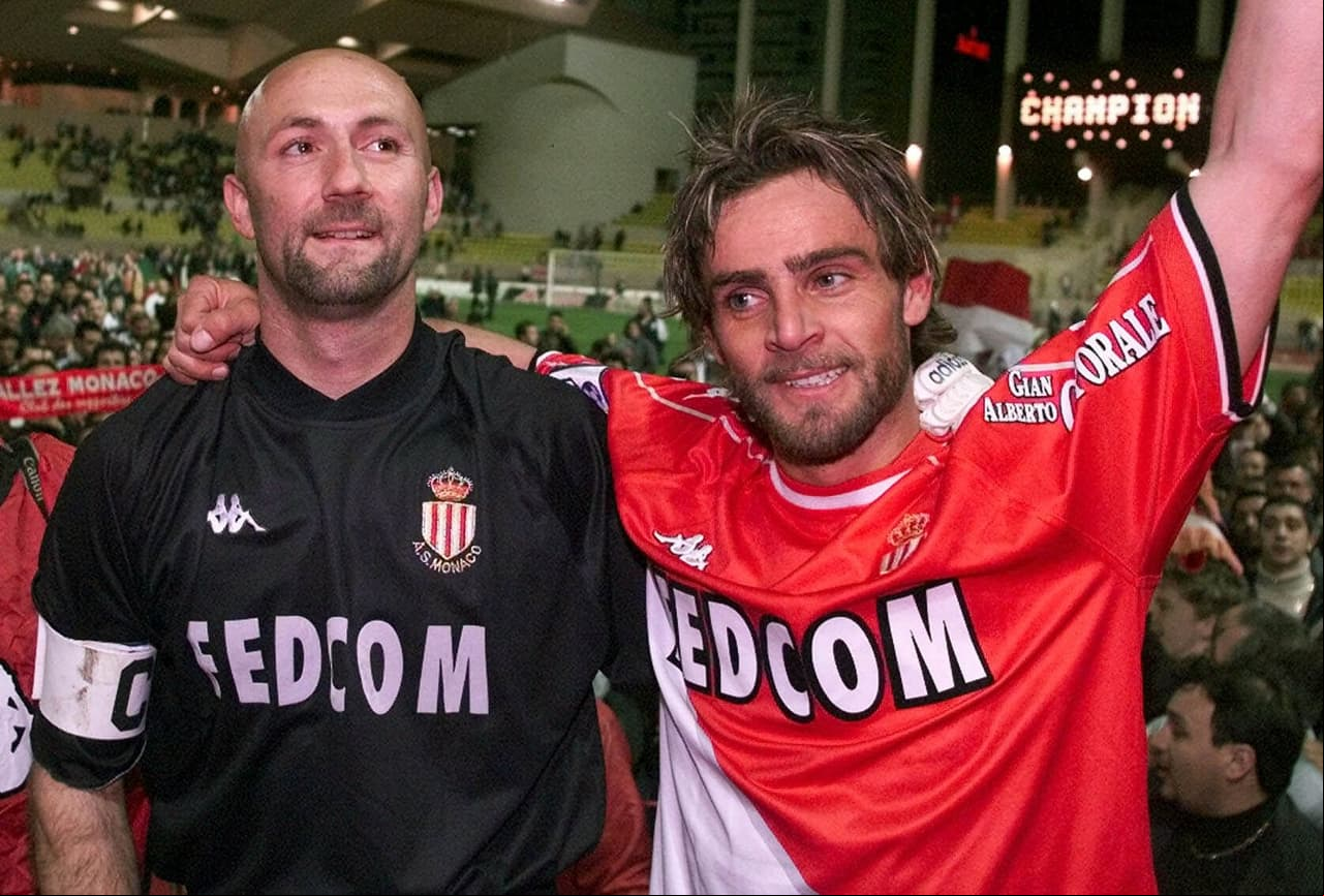 Fabien Barthez, ídolo de la portería en Francia, jugó para Toulouse y Marsella antes de llegar a tierras monegascas. De 1995 al 2000 el campeón del Mundo (1998) se vistió con su camiseta y luego salió al Manchester United.