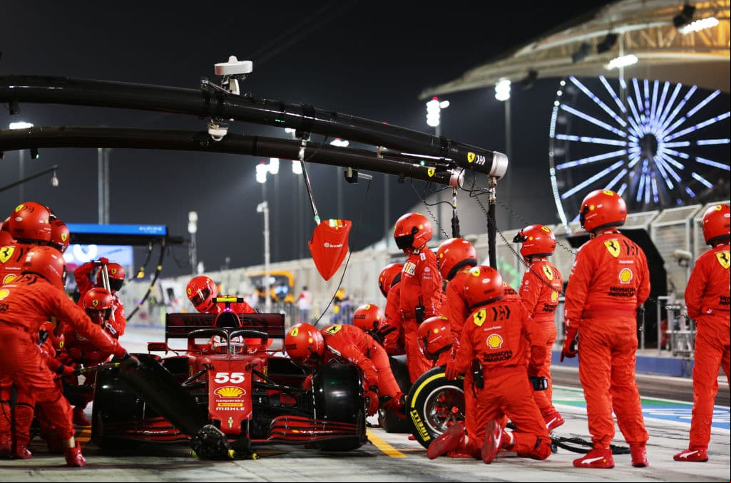 Inicia la Formula 1 con muchas sorpresas, Lewis Hamilton se corona campeón del primer Grand Prix del año, mientra que el mexicano Sergio Pérez, de ir en último lugar por un problema en su monoplaza, terminó quinto lugar en su debut con la escudería Red Bull. Su compañero Max Verstappen logró la segunda posición, mientras que Valtteri Bottas quedó en tercer lugar con Mercedes Benz.
