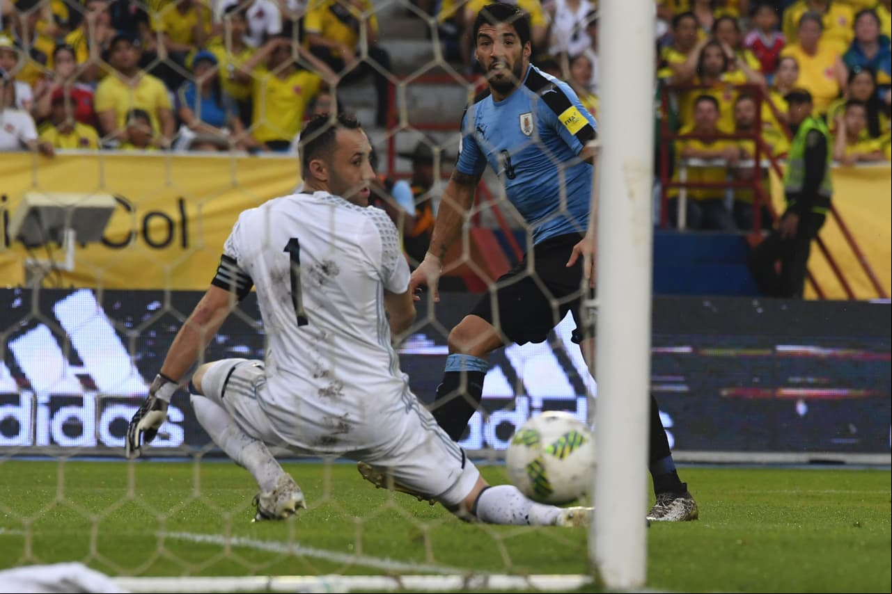 Suárez anotó su primer gol oficial contra Colombia en el empate 2-2 en octubre de 2016 en Barranquilla, el primer empate que obtenía el equipo charrúa en esa plaza.